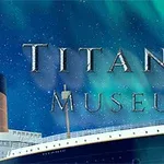 オーロラが輝く夜空の下、船のイメージと「Titanic Museum」の文字。