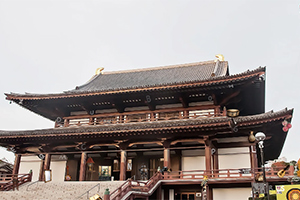 日本の伝統的な木造寺院の正面。