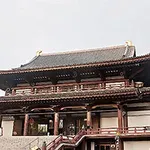 日本の伝統的な木造寺院の正面。