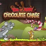灰色の猫と小さな茶色のネズミがチョコレートの世界で追いかけっこをしている様子。