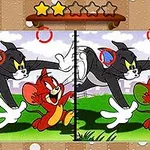 黒と灰色の猫と赤いネズミが草原を走っているイラストの間違い探し画像。