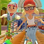 カラフルな服を着た3人のキャラクターが電車の線路上で走っている。