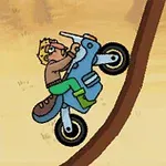 青いバイクに乗った金髪の男性が急な坂を登っている。