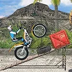 青いバイクが傾斜台の上で赤い木箱を乗り越えようとしている山の景色の背景。