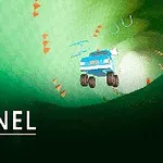 緑色のトンネル内を走る青い車とオレンジ色の矢印マーカー。