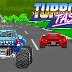 青いモンスタートラックと赤いスポーツカーが道路を走行しており、背景に「TURBO TASTIC」の文字が描かれている。