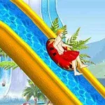 水着を着た男性が黄色いウォータースライダーを赤い浮き輪で滑っている。