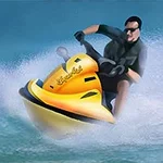 黄色いジェットスキーに乗って水しぶきをあげる男性。