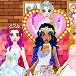 3人のドレスを着た女性が並んで立っており、背景にはもう1人の女性がハート型の装飾の前に立っている。