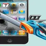 チェーンソーで画面にひびが入ったスマートフォンのイラスト。