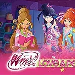 3人のカラフルな衣装を着たキャラクターが部屋で笑顔で立っているイラスト。
