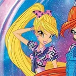 カラフルな背景の前で、チェック柄の服を着た二人のアニメキャラクターがポーズをとっている。