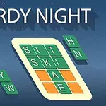 夜空の背景に緑とオレンジのタイルで構成された文字のパズル。