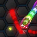 虹色のヘビが黒い六角形の背景を移動し、赤いヘビと競っている様子。