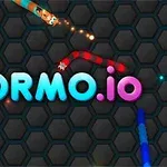 黒い六角形の背景にカラフルなヘビと「WORMO