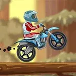 青いヘルメットをかぶったモトクロスライダーが、丸太の上でバイクを走らせている。