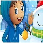 青いフードを着た子どもが、緑のマフラーをした雪だるまの隣でオーナメントを持って微笑んでいる。