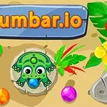 カラフルなボールと植物に囲まれた砂地に、中央に緑色のカエルのキャラクターがいるイラスト。